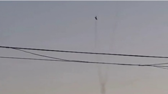 Կործանիչը պտույտներ է գործում երկնքում «Դիմադրություն» շարժման քայլերթի ժամանակ